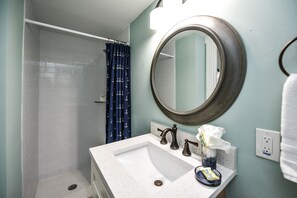 Amenidades de baño gratuitas, secadora de cabello, toallas