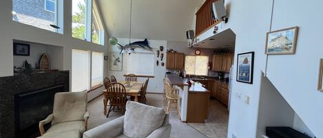 Smart TV, chimenea y libros