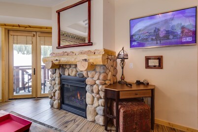 Steps to American Flyer lift & Stellar Mtn Views! Hot Tub, Free Wifi, Heated Pkg