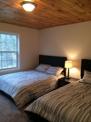 3 عدّة غرف نوم ومكواة/لوح كي وواي فاي مجانًا وملاءات أسرّة