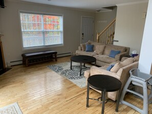 تلفزيون ذكي، مدفأة، مشغل دي في دي، كرة قدم الطاولة