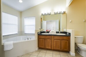 Ensemble douche/baignoire, sèche-cheveux, serviettes fournies