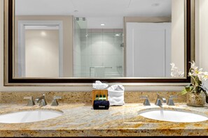 Chuveiro, produtos de toalete grátis, secador de cabelo 