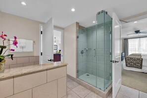 Regadera y amenidades de baño gratuitas 
