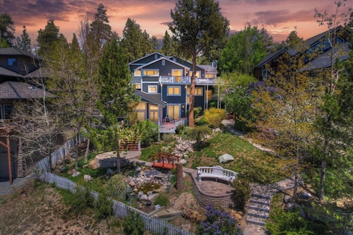 The Great Gatsbear Cabin by Destination Big Bear : 5 Star! High End! Dock! Theater! Hot Tub! Lake! Gourmet Kitchen! BBQ! Lux!