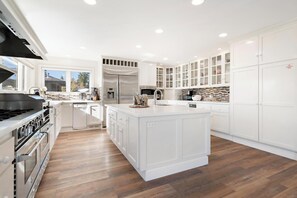 Stovetop, toaster, cookware/dishes/utensils