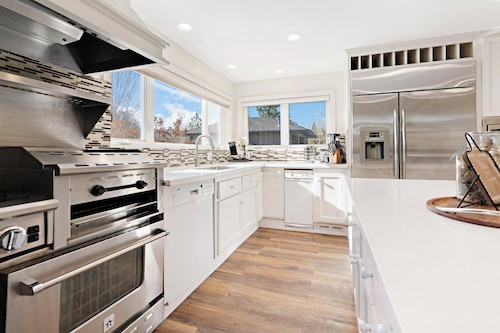 Grand Lakefront Escape: 5 tähden! High End! Telakka! Teatteri! Poreamme! Järvi! Gourmet-keittiö! BBQ! Lux!