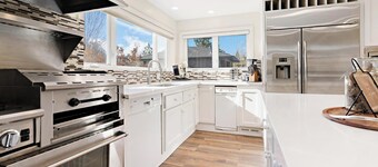 The Great Gatsbear Cabin by Destination Big Bear : 5 Star! High End! Dock! Theater! Hot Tub! Lake! Gourmet Kitchen! BBQ! Lux!