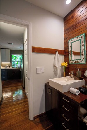 Umweltfreundliche Kosmetikartikel, Haartrockner, Handtücher, Seife