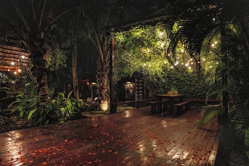 Coconut Grove Garden Cottage • Private Retreat with Free Parking & Full Kitchen