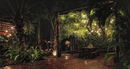 Coconut Grove Garden Cottage • Private Retreat with Free Parking & Full Kitchen