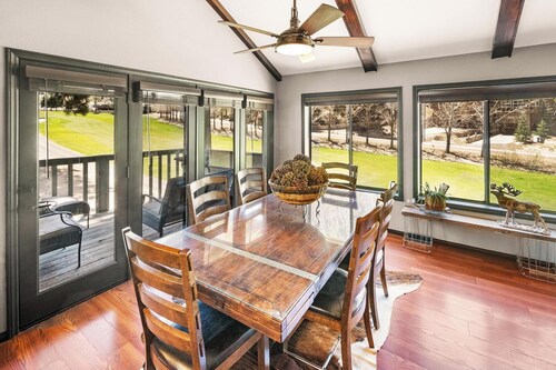 Higher End Townhome! Views of Bear Mtn! WiFi! Laundry! Walk to Bear Mtn!