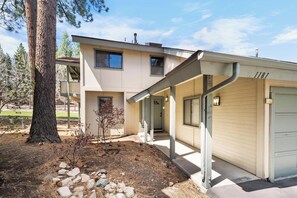 Exterior - At the Base by Destination Big Bear : Higher End Townhome! Views of Bear Mtn! WiFi! Laundry! Walk to Bear Mtn! (Big Bear Lake)