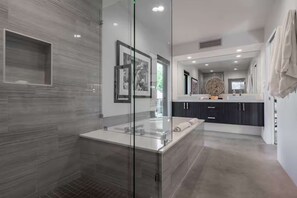 Badewanne, Haartrockner, Handtücher