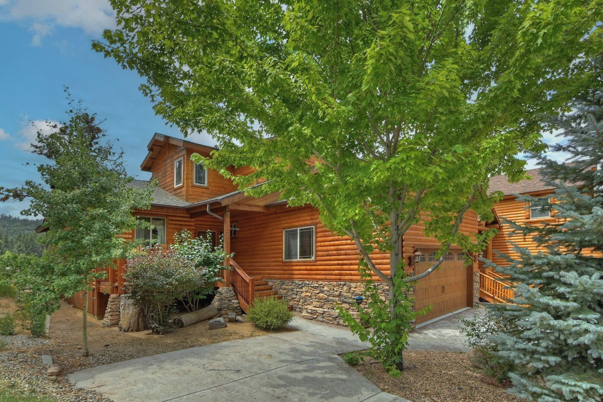 Blue Moon by Destination Big Bear : Luxury! Hot Tub! Mtn Views! Large Yard! Pet Friendly! Great Location! BBQ!
