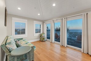 Smart-TV, Videospiele, Tischtennisplatte