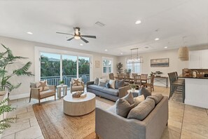 Smart-TV, Videospiele, Tischtennisplatte