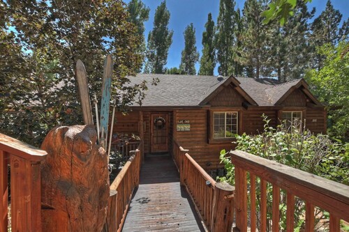 Close to Bear Mtn Resort! Cable & WiFi! Tree Views! Large Deck! Fully Fenced Yard! Fireplace!