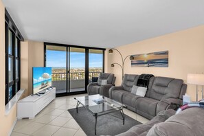 TV, DVD player - Stunning Beachfront Penthouse on 19th Floor I Desirable Front Unit (Marco Island)