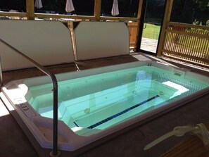 Outdoor spa tub - ⭐️Ski-On/Ski-Off COZY BEAUTIFUL MOUNTAIN CONDO 2-Bed/2-Bath with Fireplace (Killington)