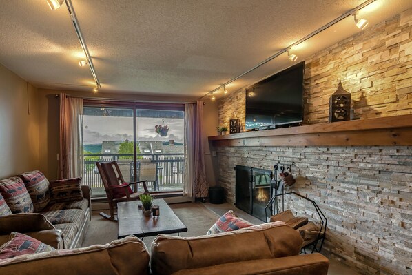 Smart TV, fireplace - ⭐️Ski-On/Ski-Off COZY BEAUTIFUL MOUNTAIN CONDO 2-Bed/2-Bath with Fireplace (Killington)