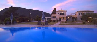 Thalassa - Ylellinen 2 makuuhuoneen talo (vuodepaikkoja 4) uima-altaalla Korfu