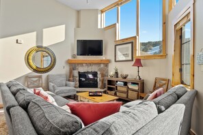 Fernseher, Kamin, DVD-Player