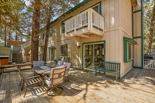 Timberline Lodge by Destination Big Bear : Backs to the National Forest! Close to Bear Mtn! Pool Table! Hot Tub!