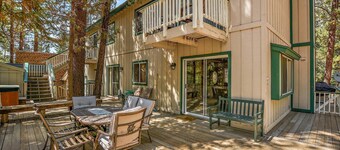 Timberline Lodge by Destination Big Bear : Backs to the National Forest! Close to Bear Mtn! Pool Table! Hot Tub!