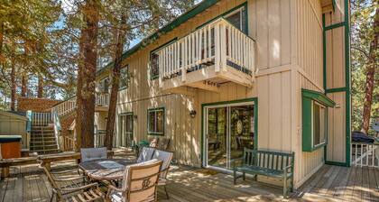 Timberline Lodge by Destination Big Bear : Backs to the National Forest! Close to Bear Mtn! Pool Table! Hot Tub!