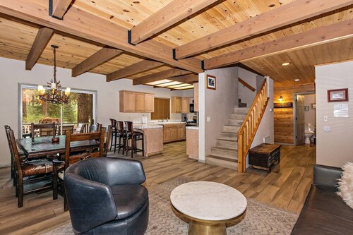 Timberline Lodge by Destination Big Bear : Backs to the National Forest! Close to Bear Mtn! Pool Table! Hot Tub!