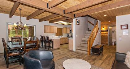 Timberline Lodge by Destination Big Bear : Backs to the National Forest! Close to Bear Mtn! Pool Table! Hot Tub!