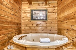 Combined shower/tub, jetted tub, towels