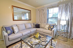 TV - Bella Piazza Luxury Ground Floor Apt with Great Communal Facilities (Davenport)