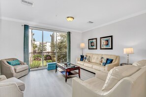 TV - Upscale Townhome - 3 levels of privacy, luxury, and comfort! (Orlando)