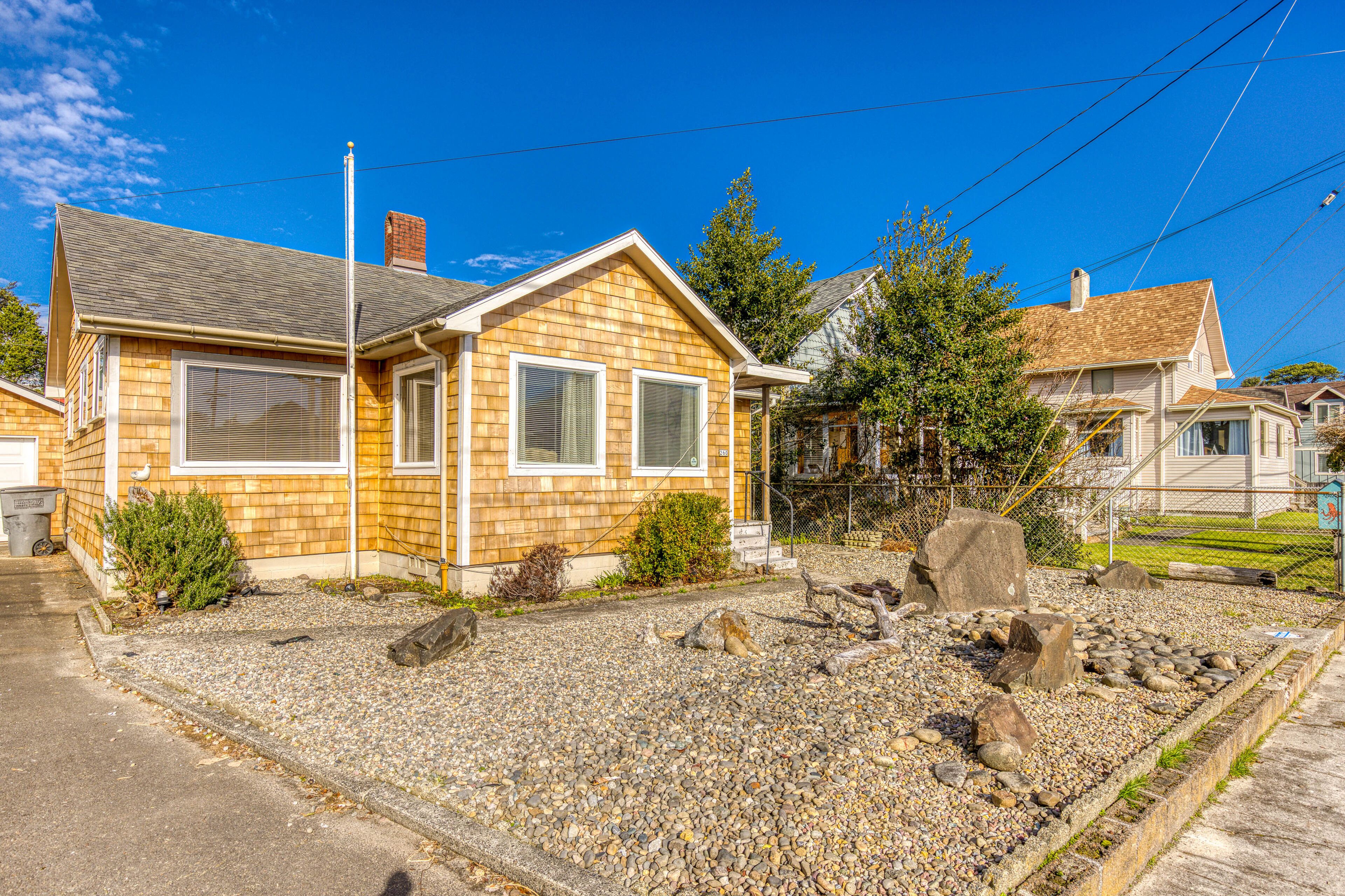 Charming, Dog-Friendly Home Close to the Ocean and Promenade with Free WiFi