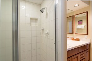 Ensemble douche/baignoire, sèche-cheveux, serviettes fournies, shampoing