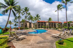A heated pool - Unique 3bd condo, gourmet kitchen and sunset views (Lahaina)
