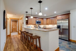 Fridge, oven, stovetop, dishwasher