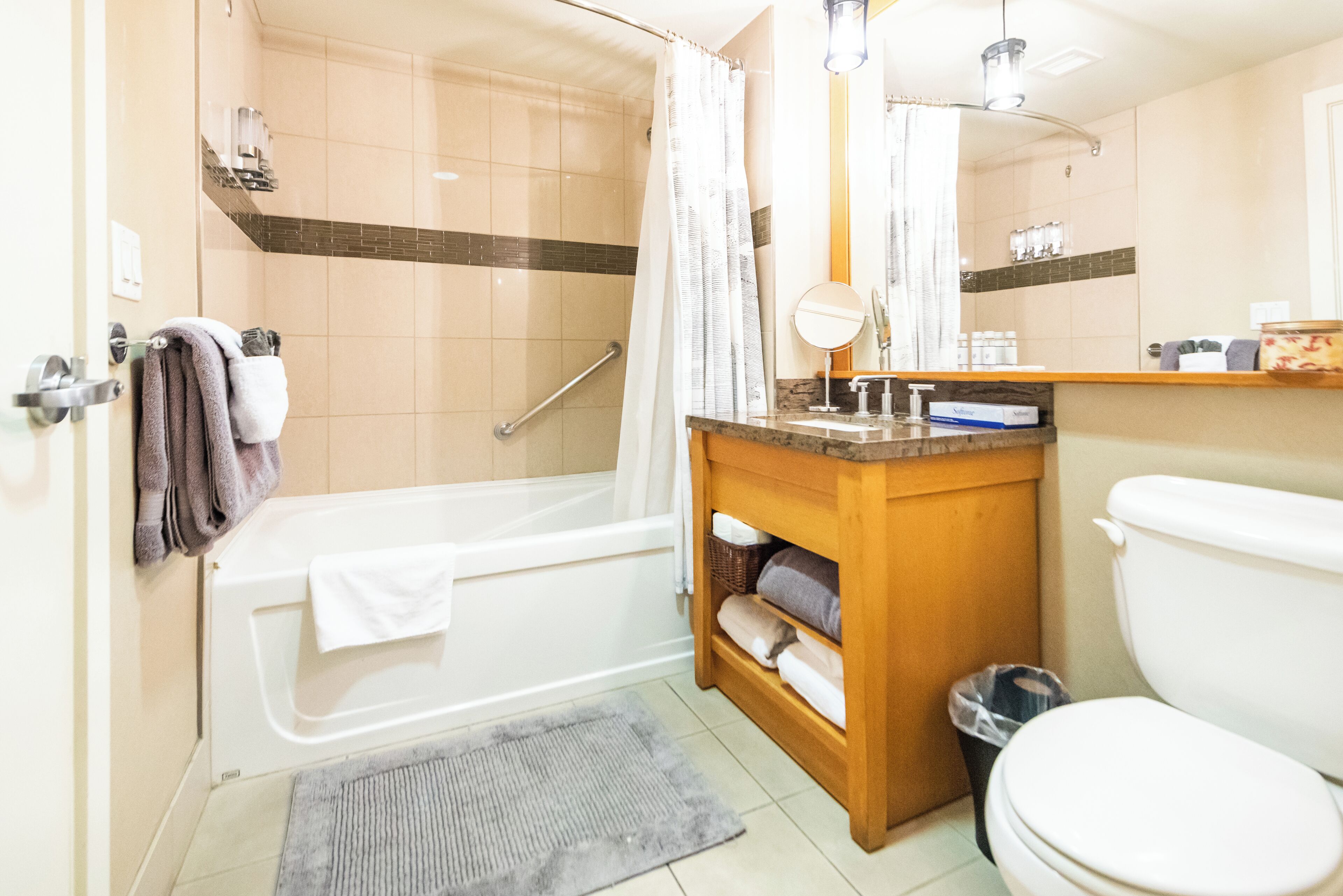 Une salle de bain comprenant une baignoire, des toilettes, un lavabo et un espace douche.