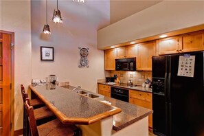 公寓客房, 多張床 (2310 Timberline Lodge, Trappeur's Cro) | 私人廚房 | 雪櫃、微波爐、焗爐、爐具