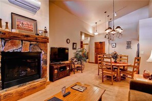 公寓客房, 多張床 (2310 Timberline Lodge, Trappeur's Cro) | 客廳 | 電視、壁爐、DVD 播放機、音響