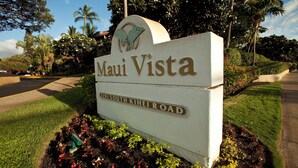 Schild für 'Maui Vista' in der South Kihei Road 2191, umgeben von gepflegter Bepflanzung und Palmen.