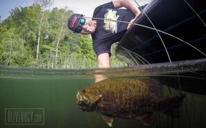 Una persona su una barca che tiene una canna da pesca.