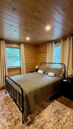2 bedrooms - Brand New Lakefront Cabin (Presque Isle)