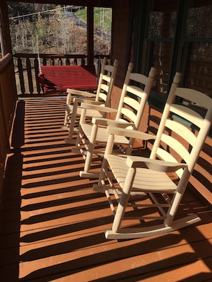 Property grounds - 4BR/4BATH Family Retreat 1 ACRE YARD FIRE PIT HOT TUB ARCADE WRAP AROUND PORCH (Pigeon Forge)
