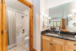 Combined shower/bathtub, hair dryer, towels - Ideal Location in River Run, Beautiful Mountain Views, Close to Gondola/Shops (Keystone)