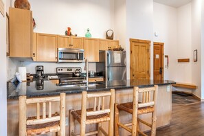 Fridge, microwave, oven, stovetop - Ideal Location in River Run, Beautiful Mountain Views, Close to Gondola/Shops (Keystone)
