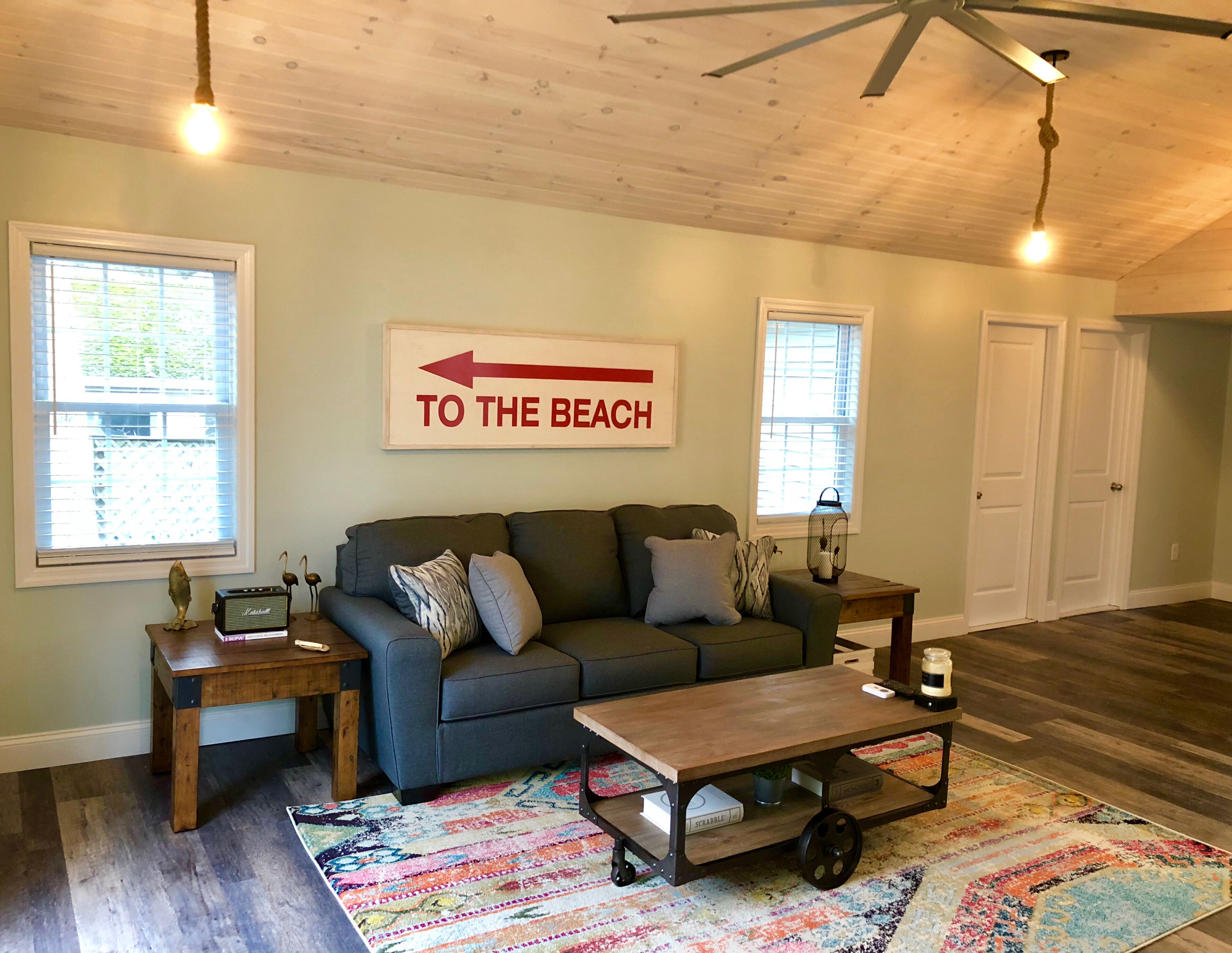 Smart TV, fireplace, books, music library