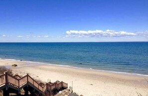 Aurinkotuoleja, rantapyyhkeitä